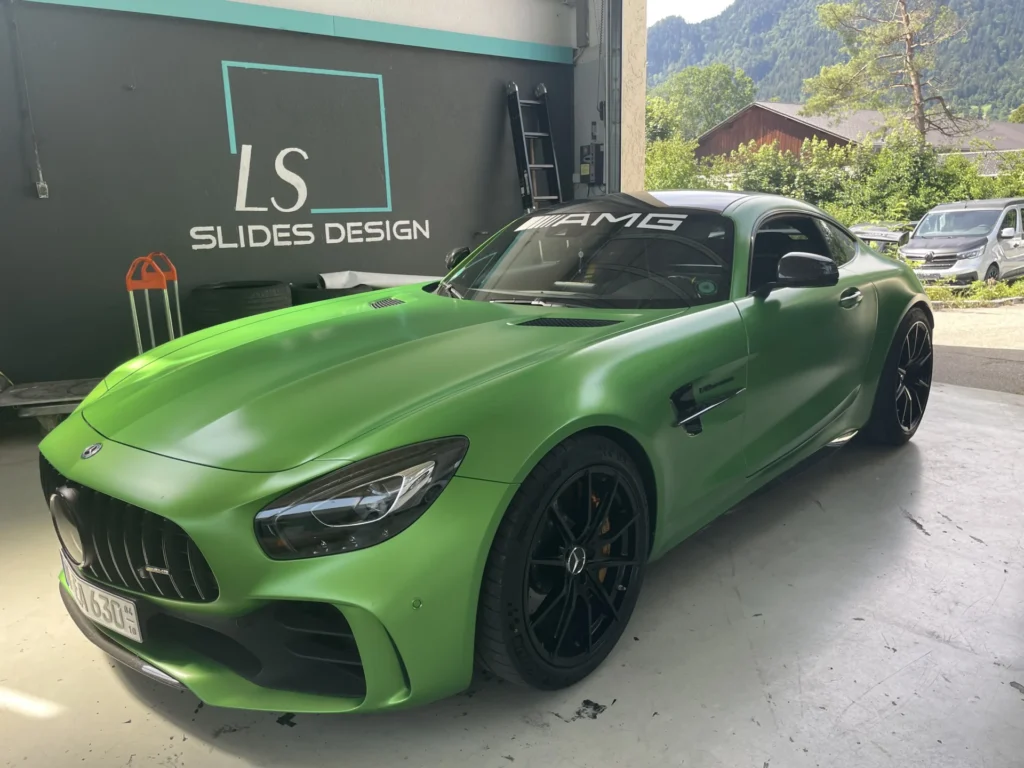 Grüner AMG GT, der einen weißen Schriftzug auf der Frontscheibe bekommen hat.- Carwrapping Lenggries/ Oberbayern