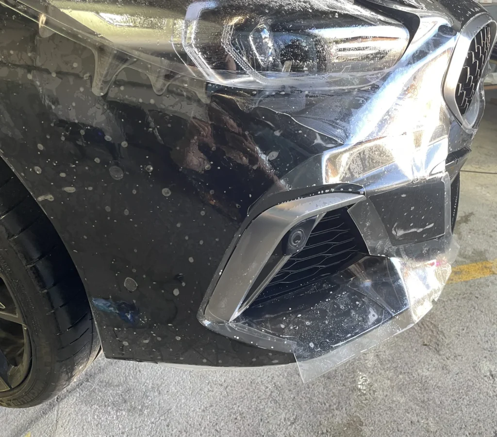 BMW mit transparenter Lackschutzfolie an der Frontpartie – professioneller Lackschutz für Neuwagen oder Leasingfahrzeuge, schützt vor Kratzern und Steinschlägen.