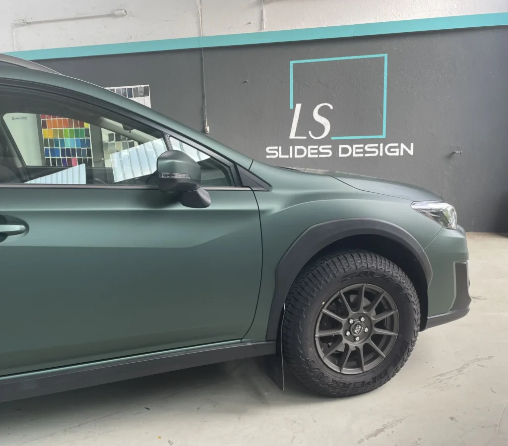 Subaru Crossstrek komplett in Piniengrün foliert – hochwertige Fahrzeugfolierung für individuellen Look und modernen Stil.- Carwrapping