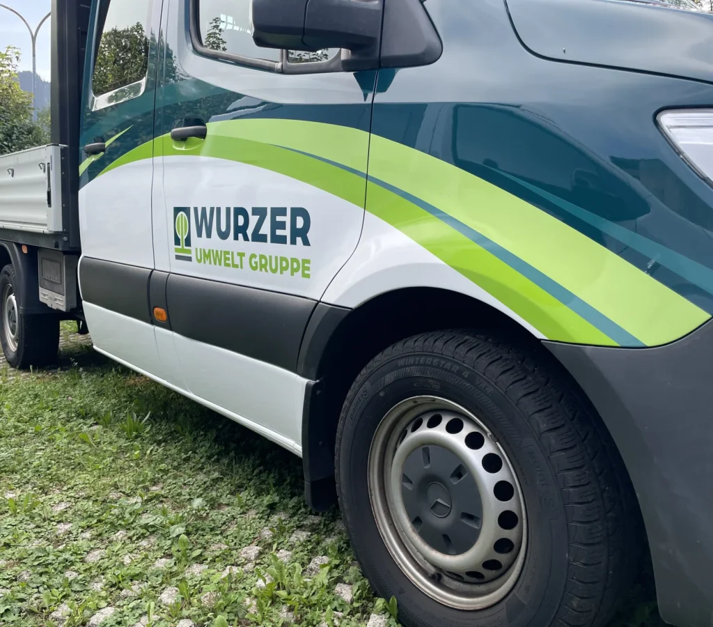 Mercedes Sprinter Pritsche in Grün-Türkis foliert mit professioneller Firmenbeschriftung – auffällige Fahrzeugwerbung für Handwerksbetrieb oder Firmenflotte.- Werbetechnik